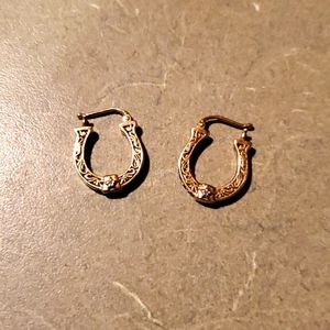 Huggy horse shoe earrings  14k gold